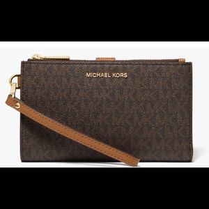 Micheal kors wrist wallet 🤎